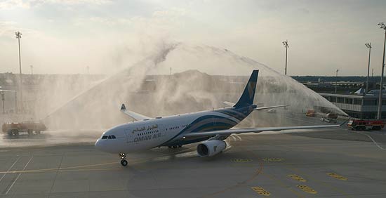 Wassertaufe im Abendlicht: Die feierliche Begrüßung der ersten Maschine der Oman Air am Flughafen München